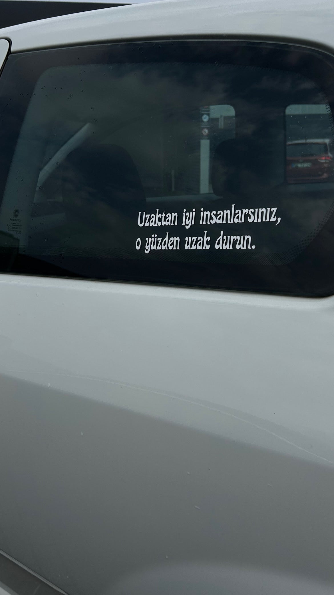 Uzaktan iyi insanlarsiniz, o yüzden uzak durun.