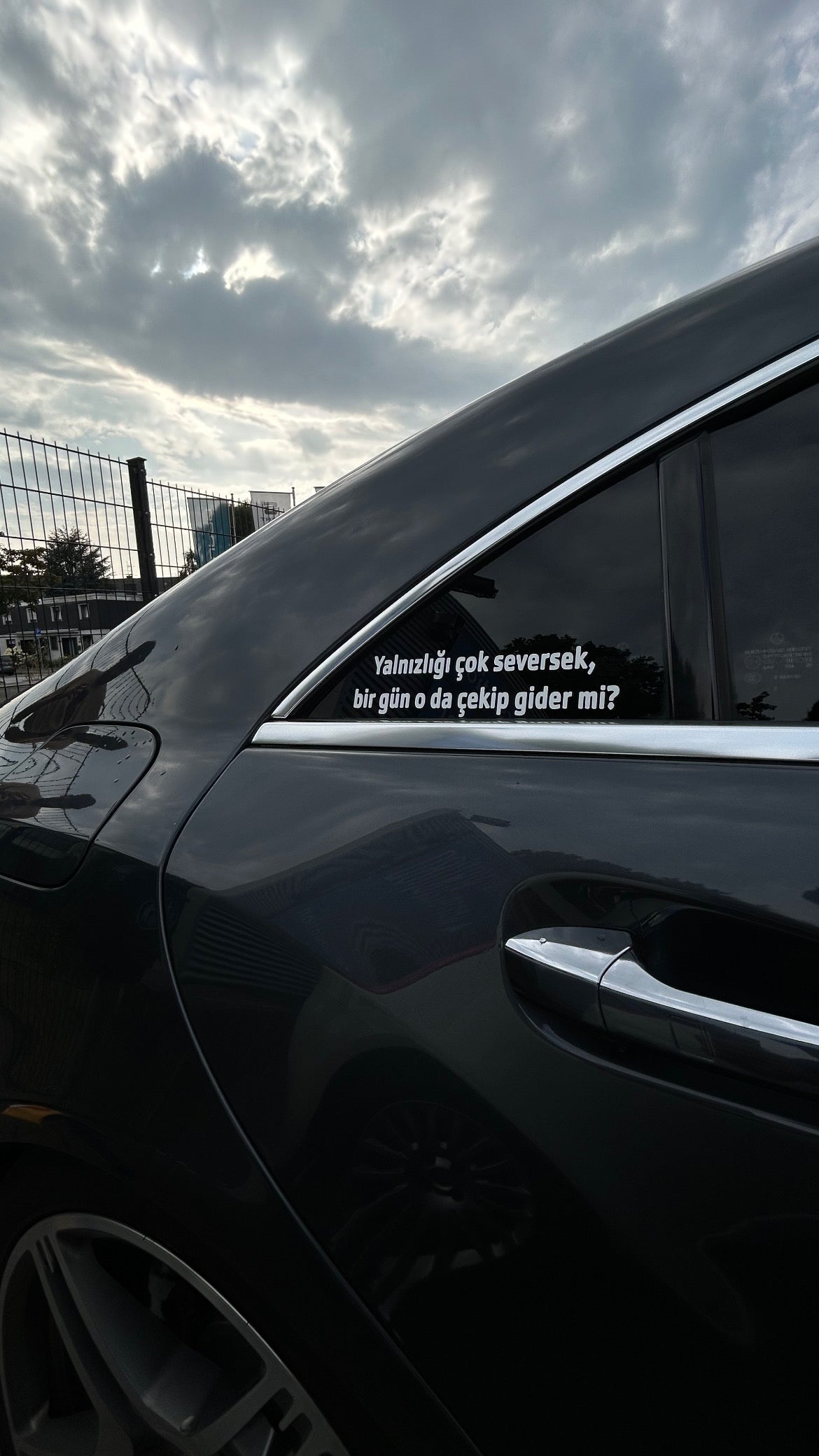 Yanlizigi cok seversek, bir gün o da cikip gider mi?