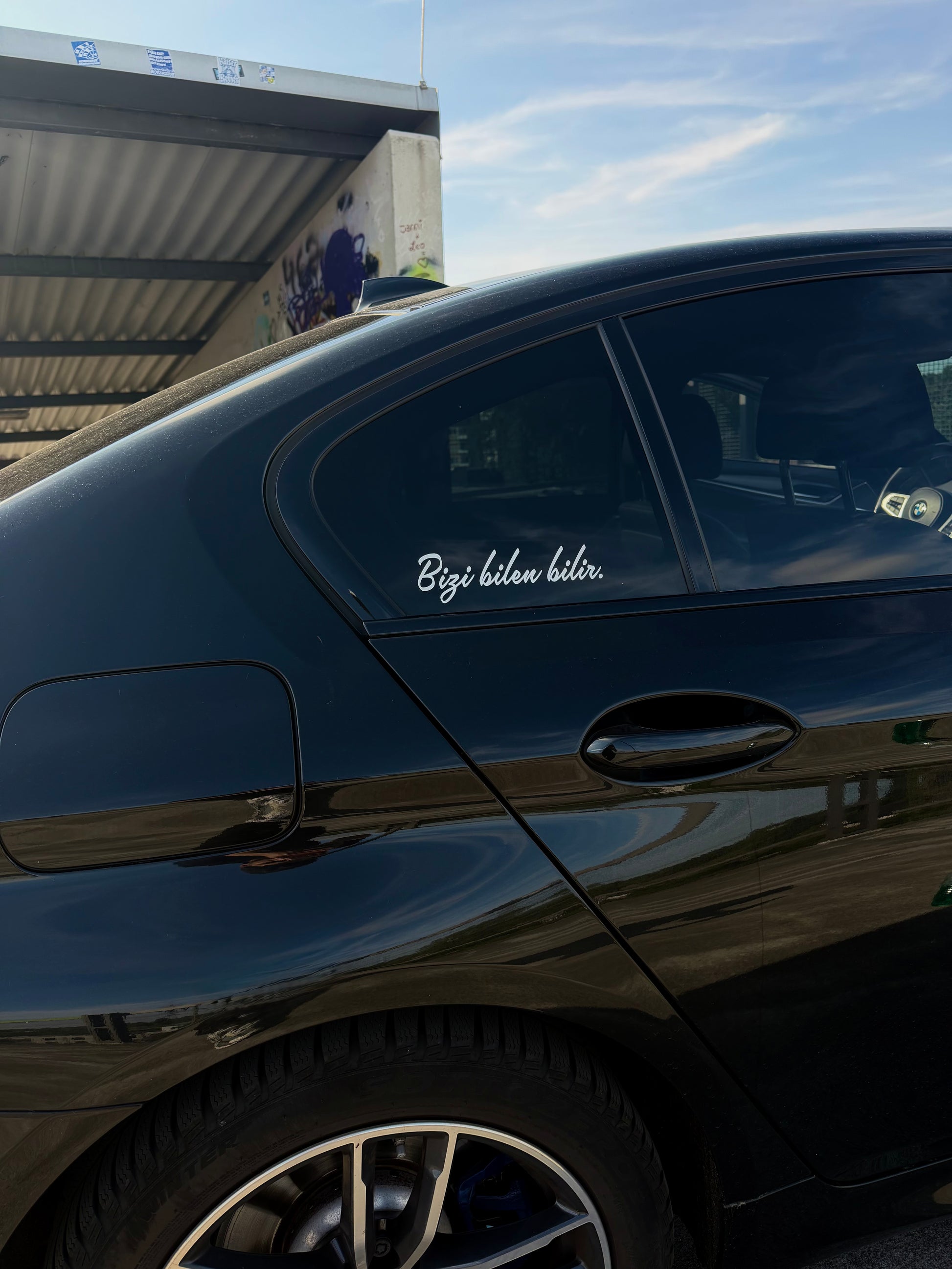 Bizi bilen bilir.