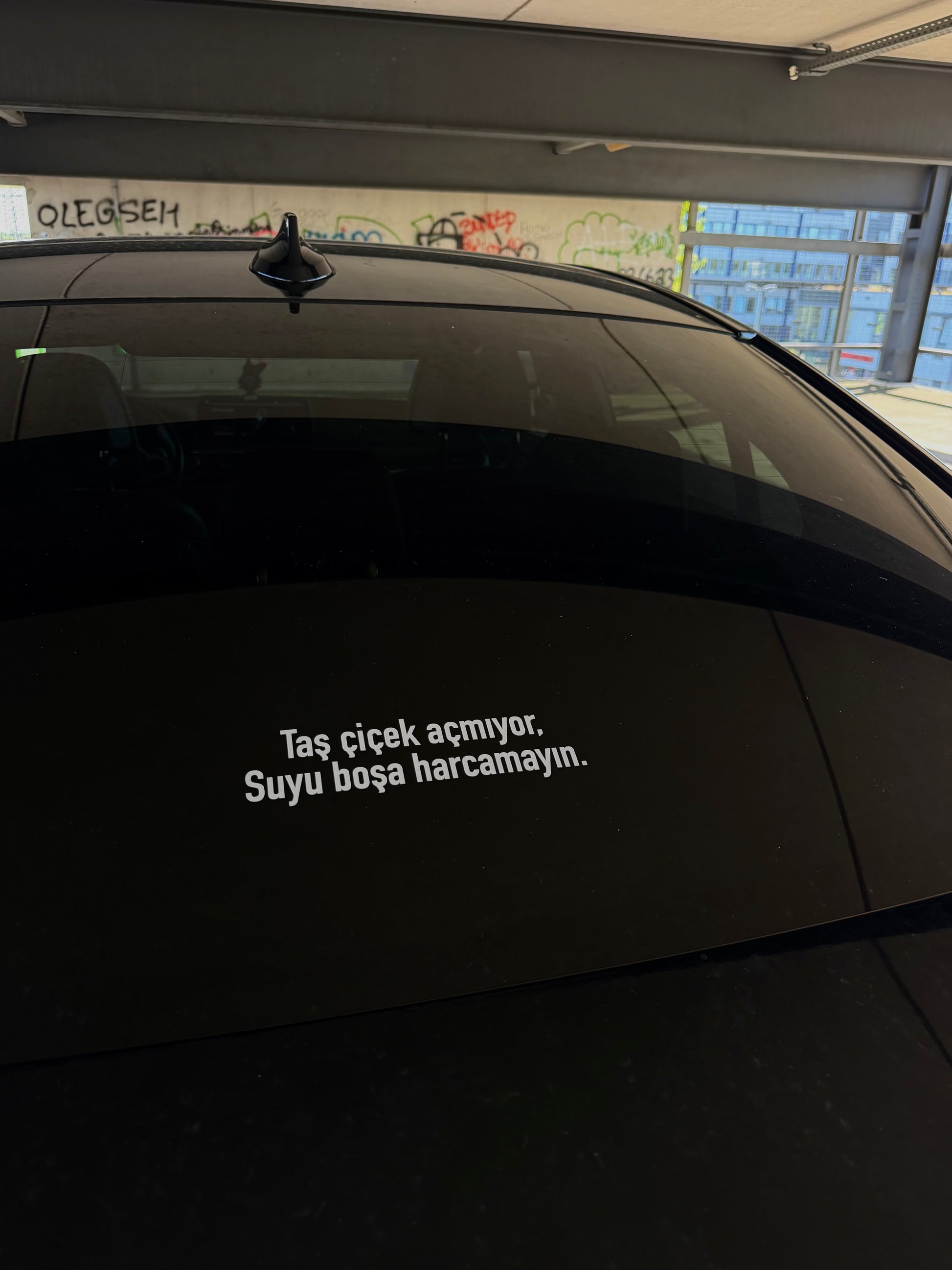 Tas cicek acmiyor, suyu bosa harcamayin.